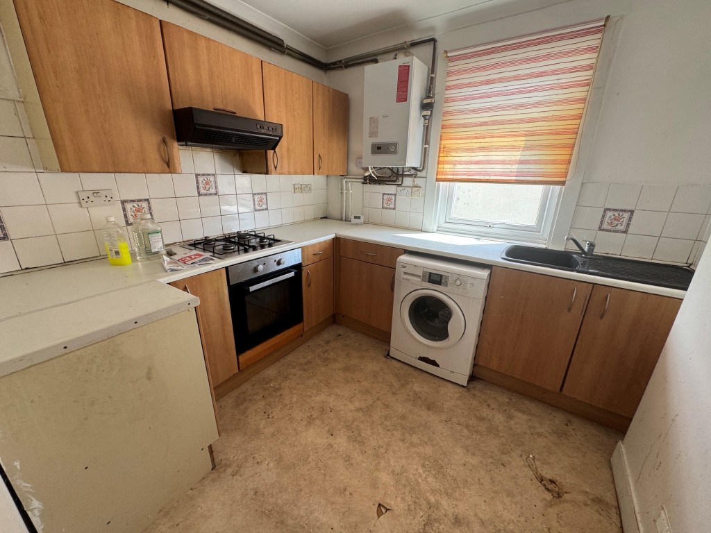 Lot: 218 - VACANT TWO-BEDROOM FLAT - Kitchen